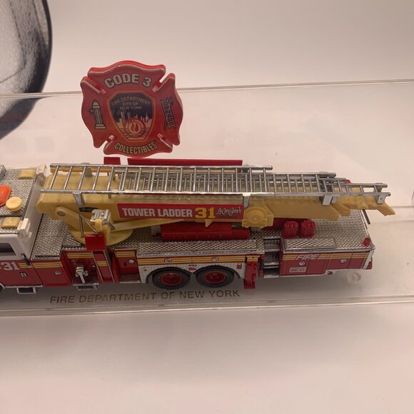 2000 Code 3 Collectibles Diecast FDNY Tower Ladder 31 Limited Edition (12190) - Picture 4 of 5